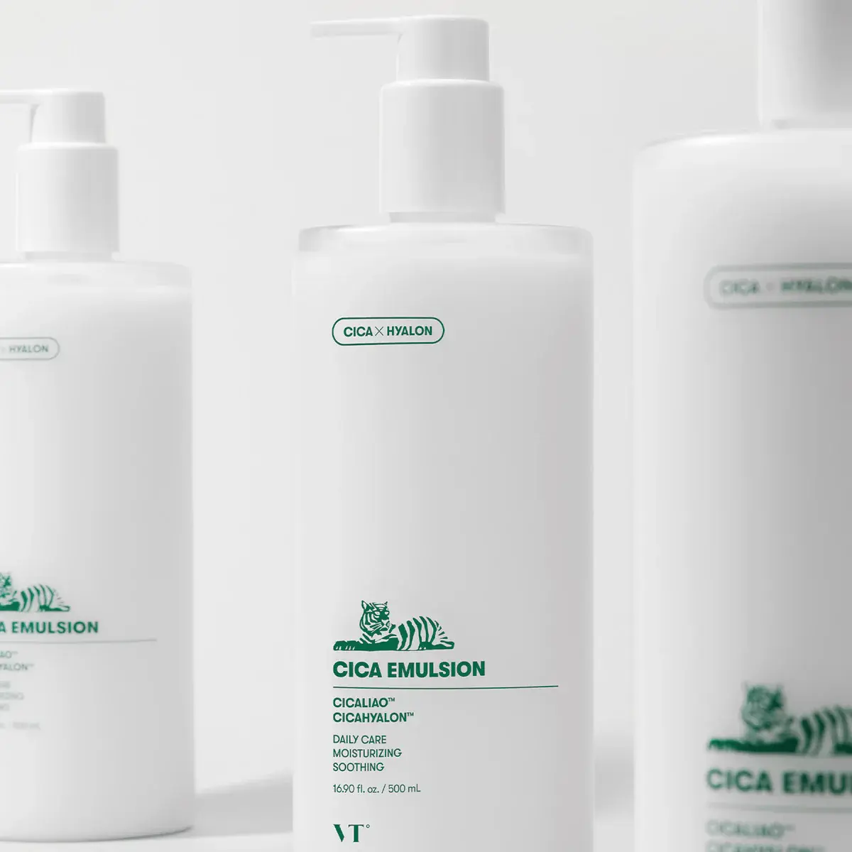 Emulsie calmantă pentru față și corp VT COSMETICS Cica Emulsion cu Centella Asiatica, creată pentru hidratarea profundă și refacerea barierelor pielii afectate de razele UV. 